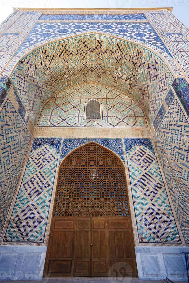 exterior da mesquita kok gumbaz em shahrisabz, qashqadaryo, uzbequistão, ásia central foto