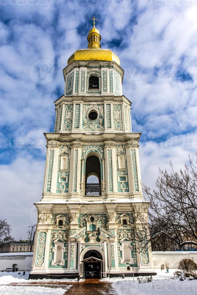 torre do sino da catedral de santa sofia em kiev, ucrânia, europa foto