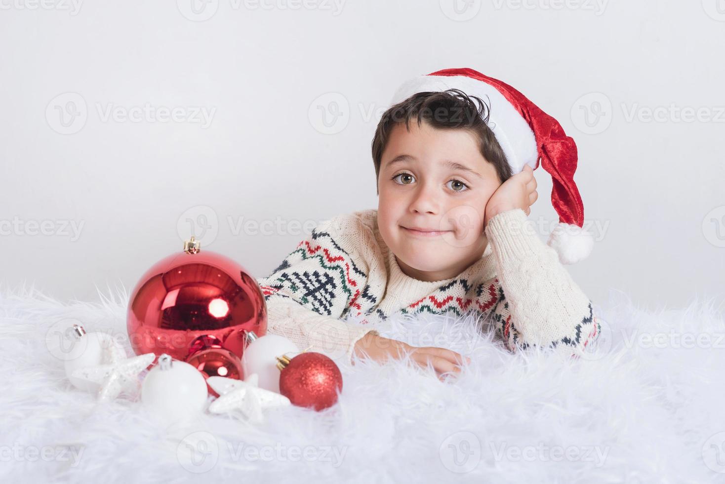 criança feliz na véspera de natal foto