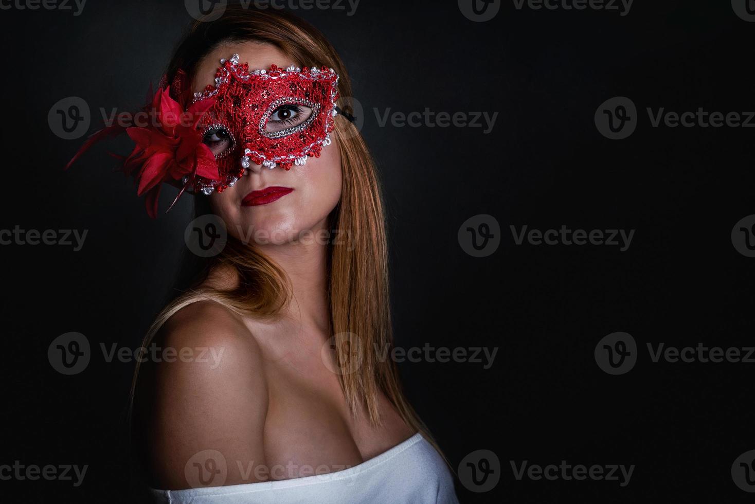 mulher atraente com máscara de carnaval foto