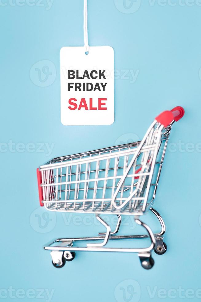 black friday.sale tag com texto e carrinho de compras. conceito de compras foto