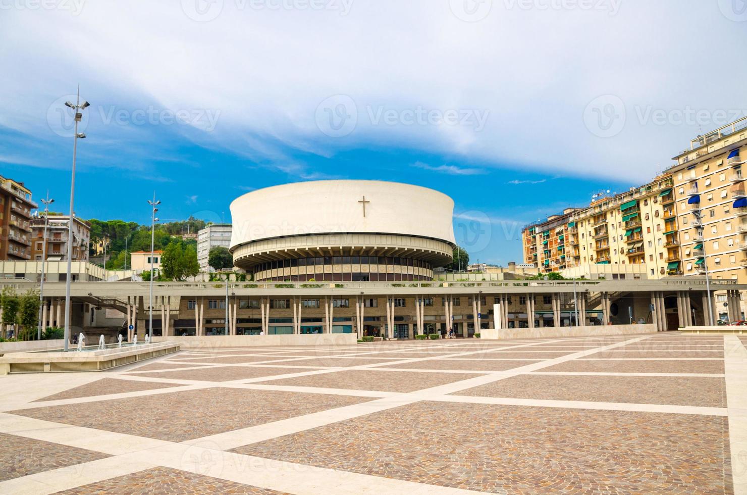 catedral de cristo rei igreja na praça europa europa praça no centro histórico da cidade de la spezia foto