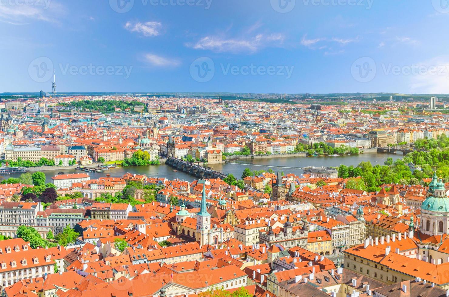 vista panorâmica aérea superior do centro histórico da cidade de praga com edifícios de telhado vermelho foto