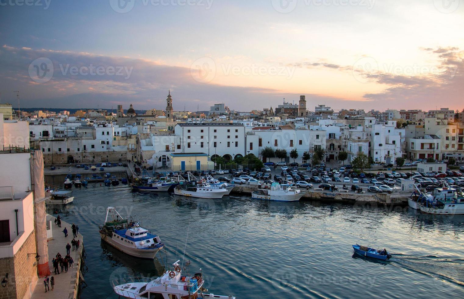 barcos no porto da cidade de monopoli, puglia puglia, sul da itália foto