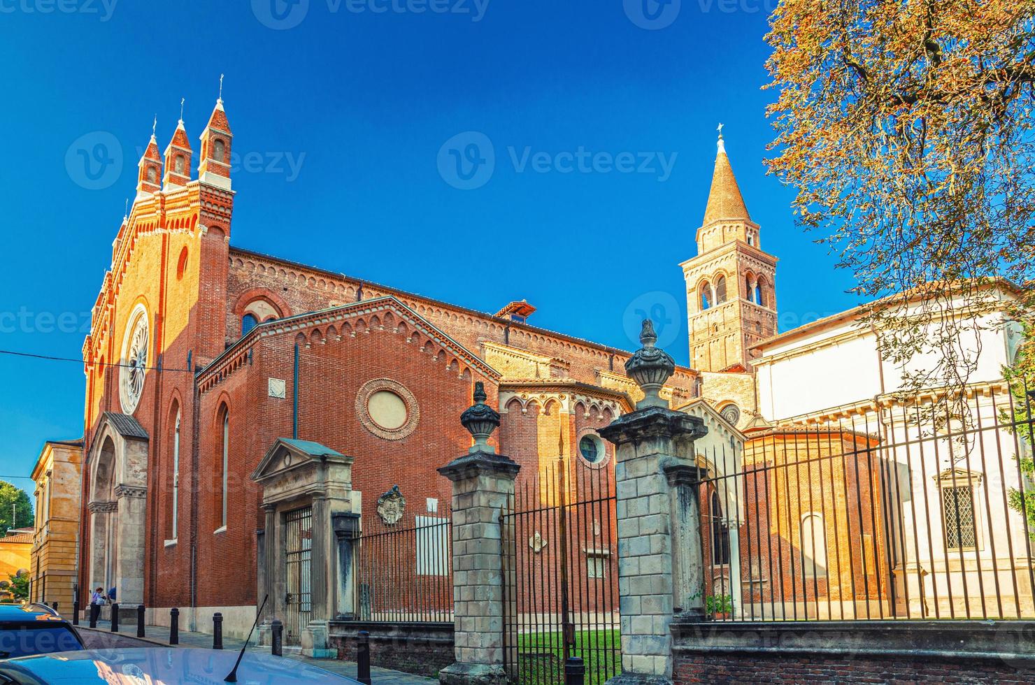 edifício de estilo gótico de santa corona, igreja católica romana com torre de capela de valmarana foto