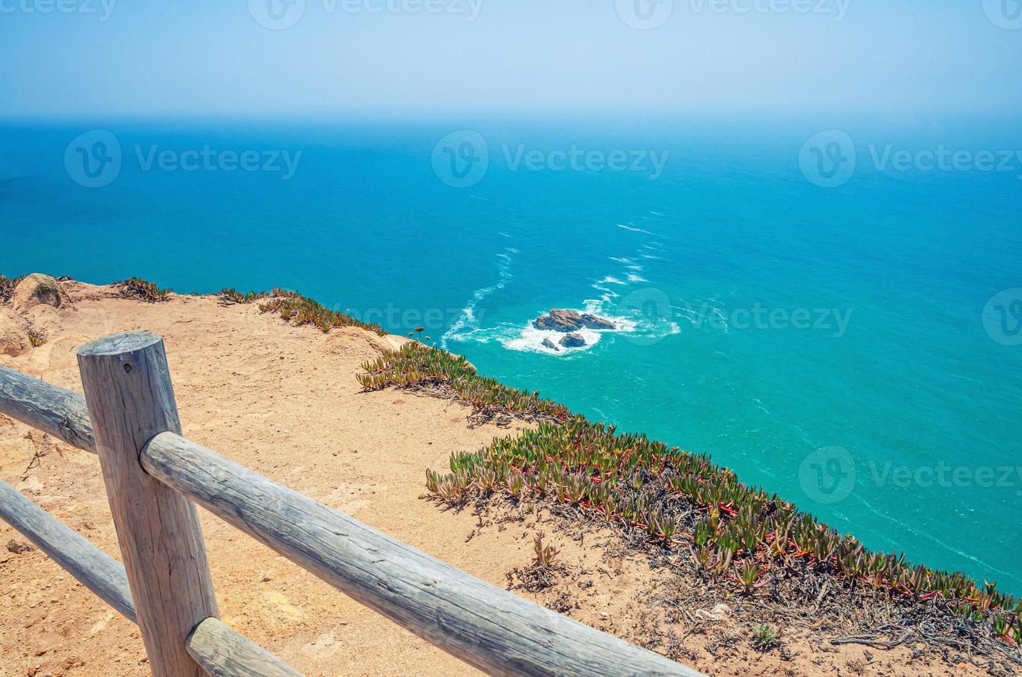 cabo da roca ou ponto mais ocidental da europa continental e eurásia, vista da água turquesa do oceano atlântico foto