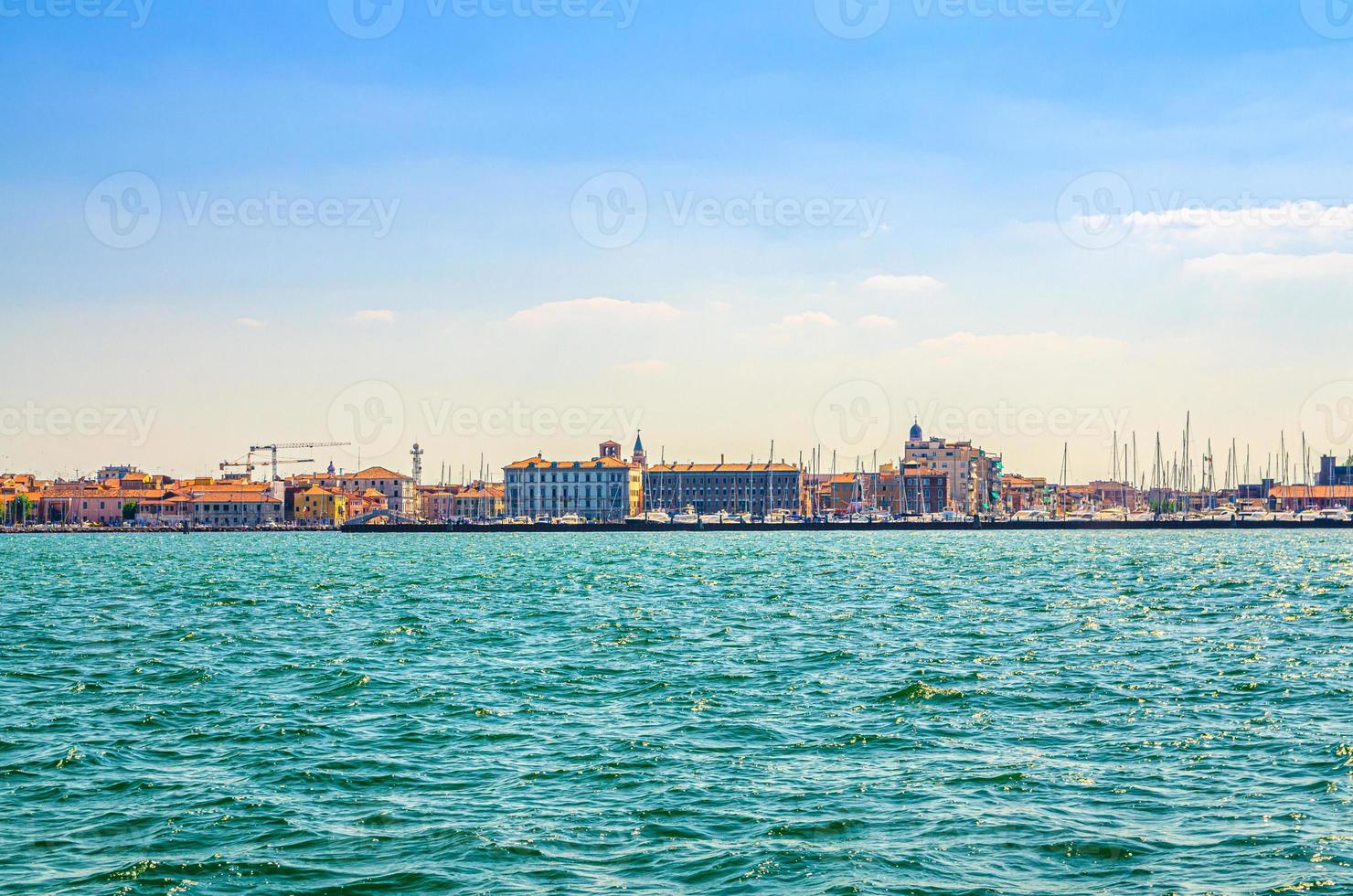vista panorâmica da lagoa do mar da paisagem urbana da cidade de chioggia foto