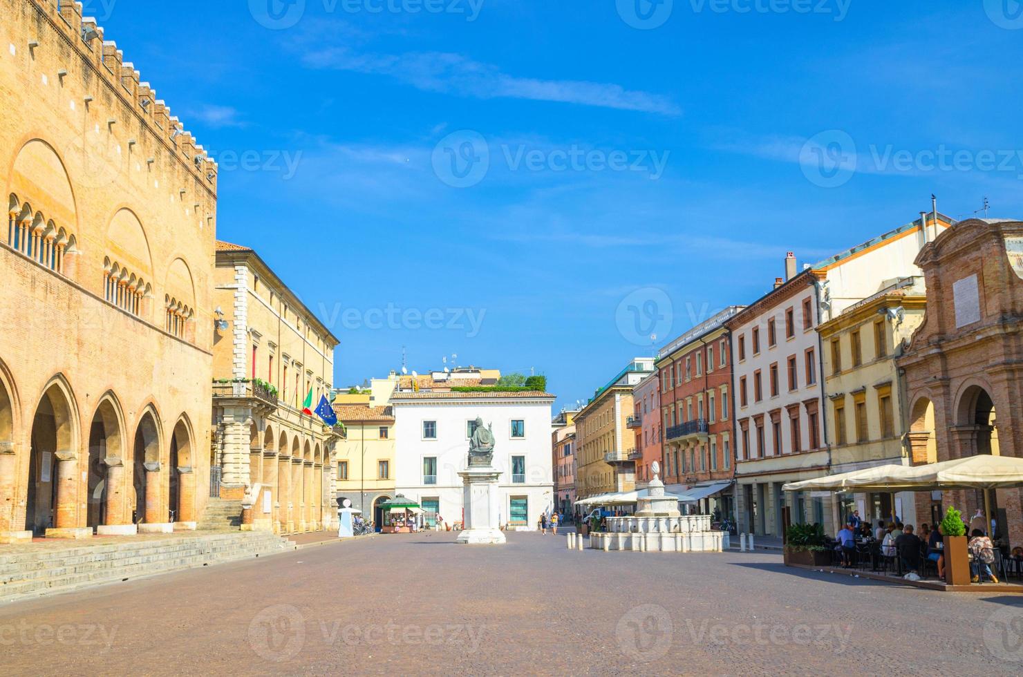 antigo edifício multicolorido colorido e casas e papa paul v monumento na praça piazza cavour foto