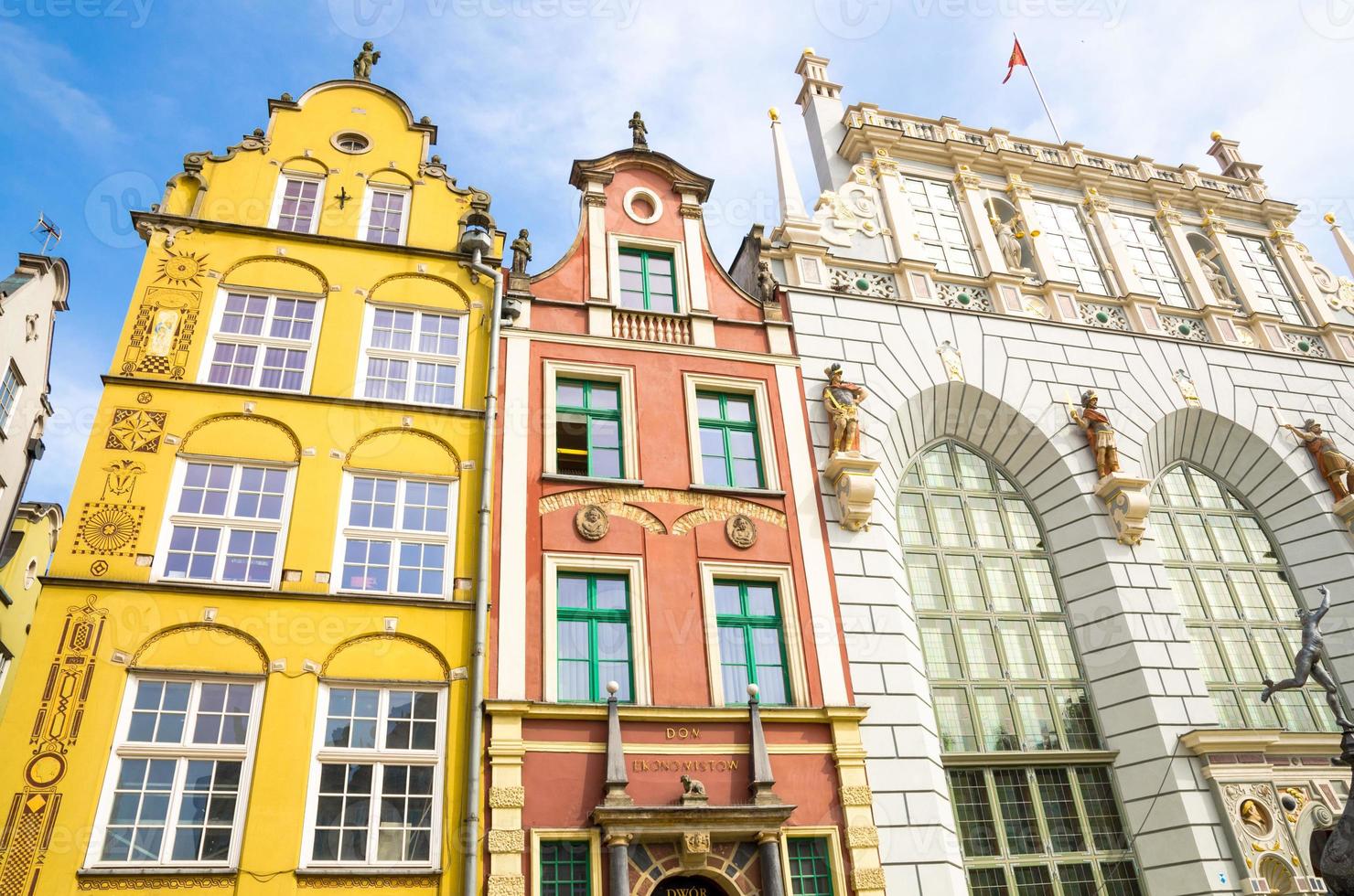 fachada de belos edifícios coloridos típicos, gdansk, polônia foto