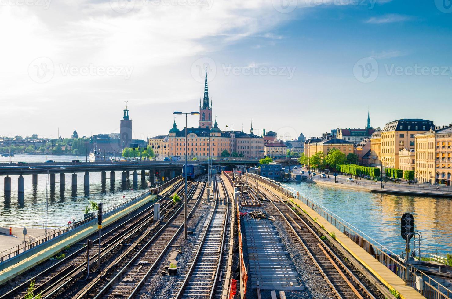 estocolmo trilhos de metrô e trens sobre o lago malaren, suécia foto