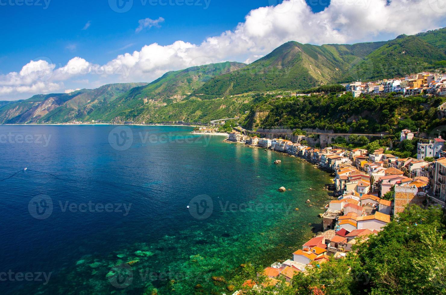 vista aérea de cima da pequena vila piscatória chianalea di scilla, itália foto