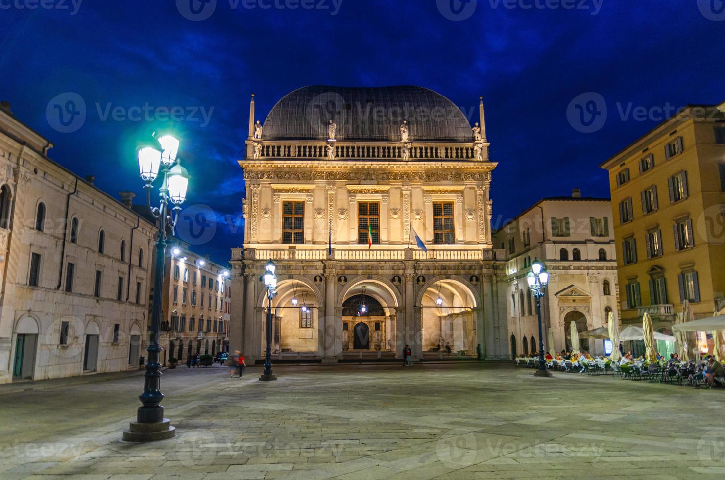 palazzo della loggia palácio prefeitura edifício em estilo renascentista e luzes de rua na praça piazza della loggia foto