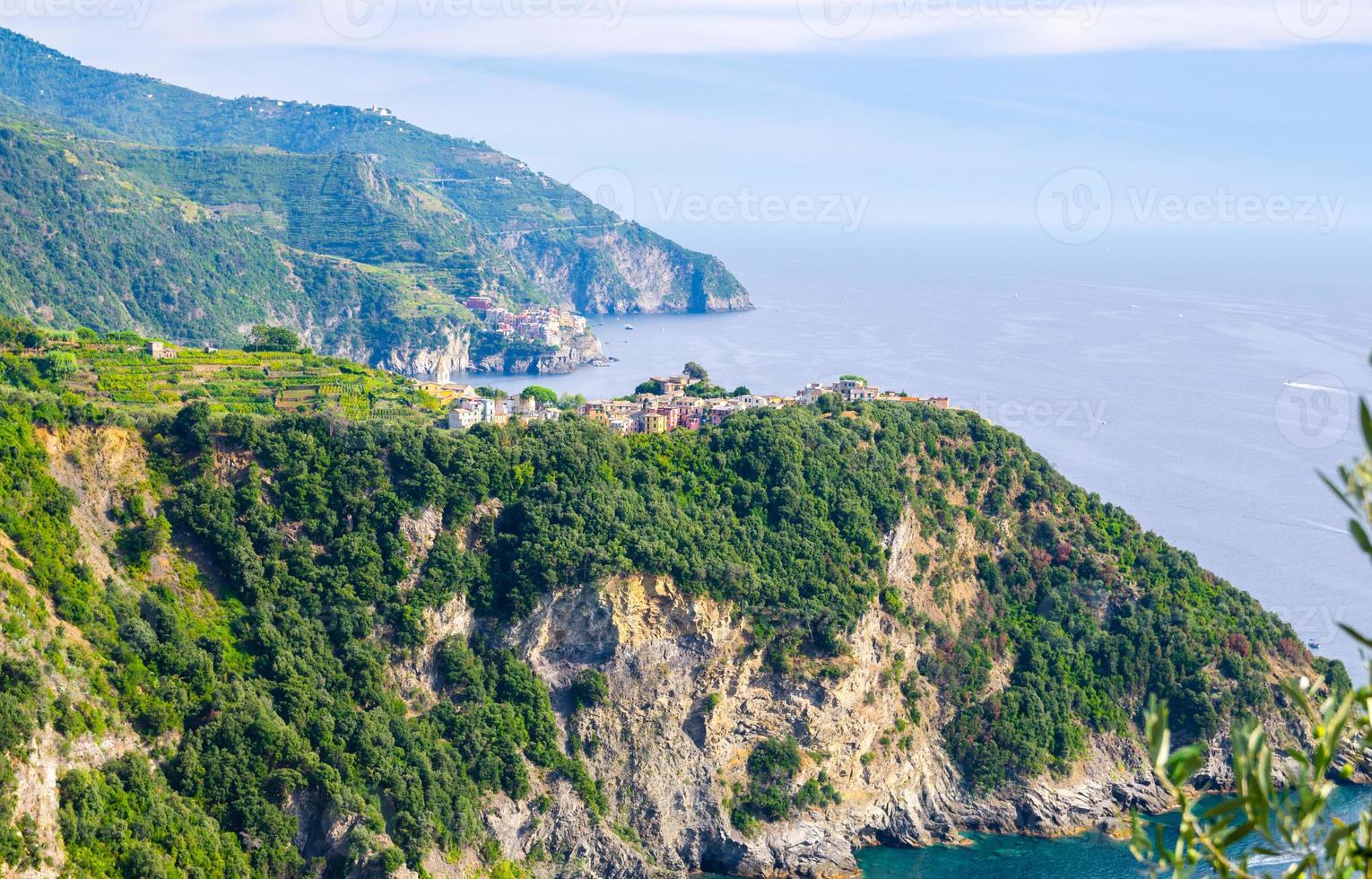 corniglia tradicional aldeia italiana típica com edifícios coloridos na falésia rochosa e manarola foto