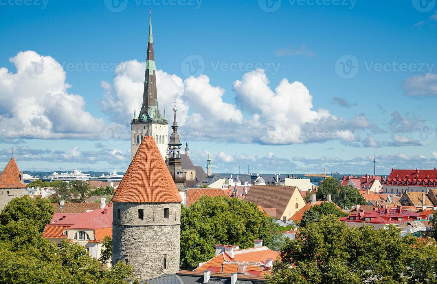 vista panorâmica da cidade velha tallinn com torres e paredes, estônia foto