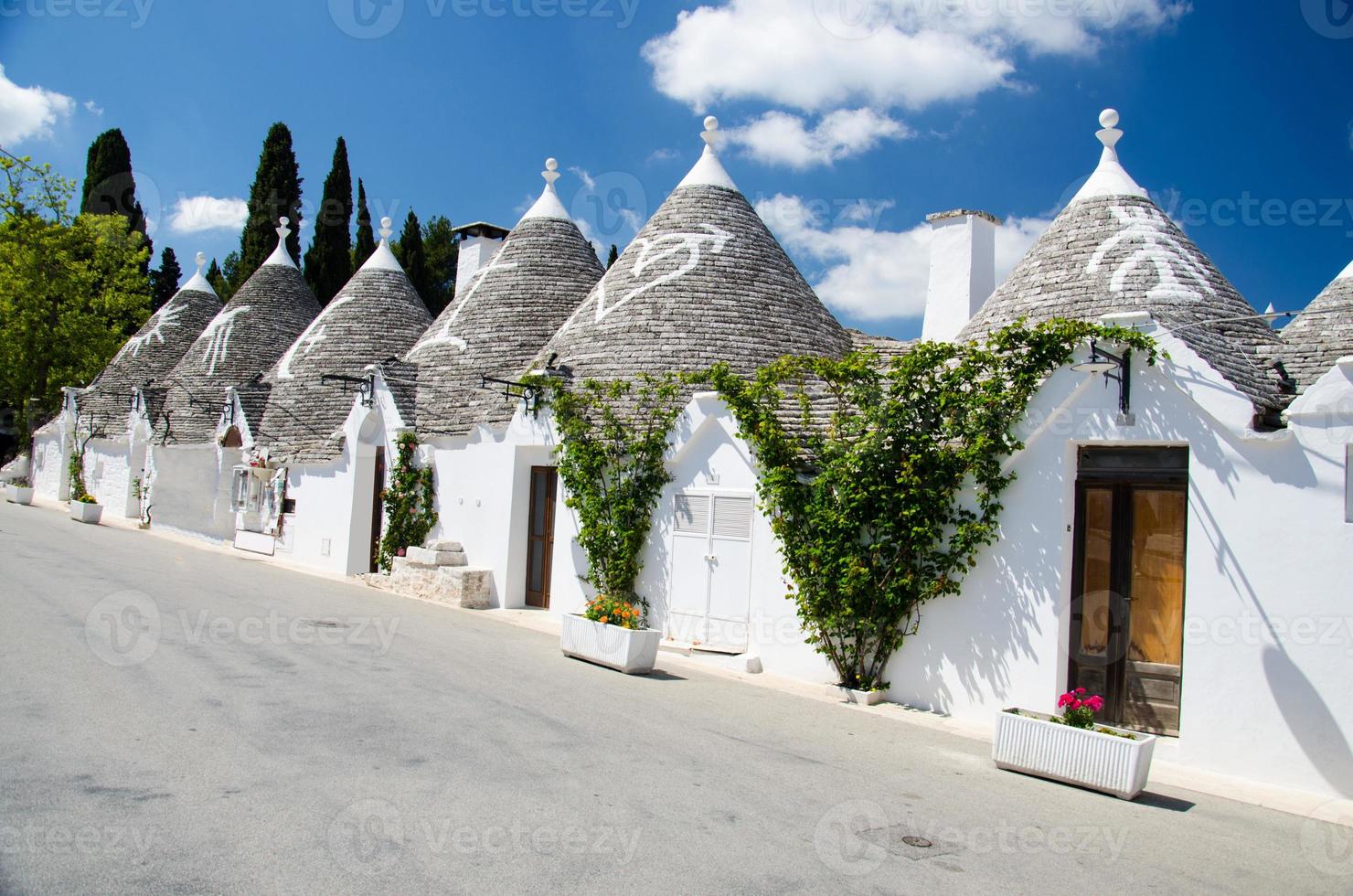 cidade de alberobello, vila com casas trulli na região da apúlia puglia foto