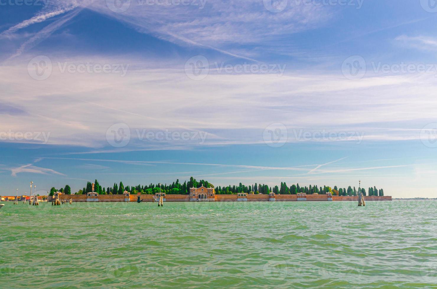 ilha de san michele na lagoa veneziana perto da cidade de veneza com famoso cemitério foto