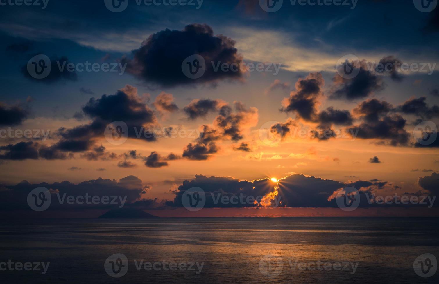 vista aérea do belo pôr do sol do mar incrível com céu dramático de cor foto