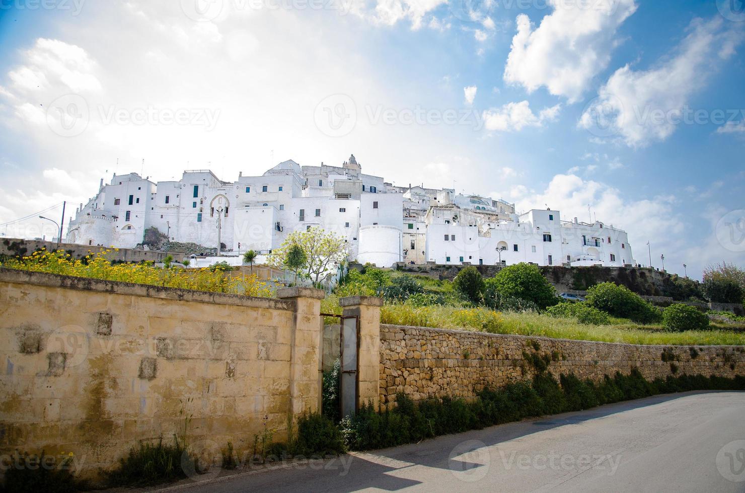 vista panorâmica da cidade de ostuni com edifícios brancos na puglia foto