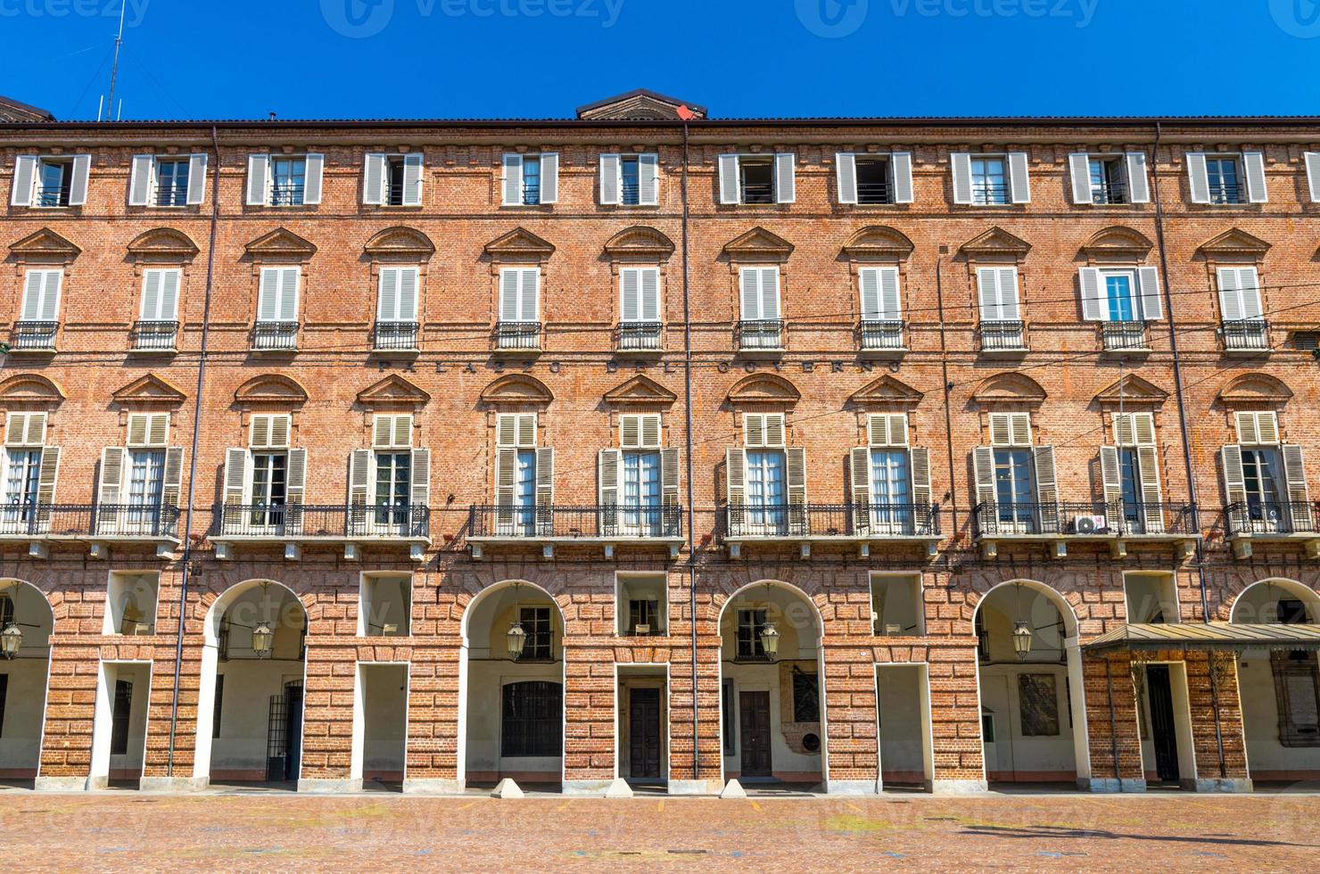 prefeitura palazzo del governador edifício de tijolos do palácio com arcos, janelas e persianas na praça do castelo foto