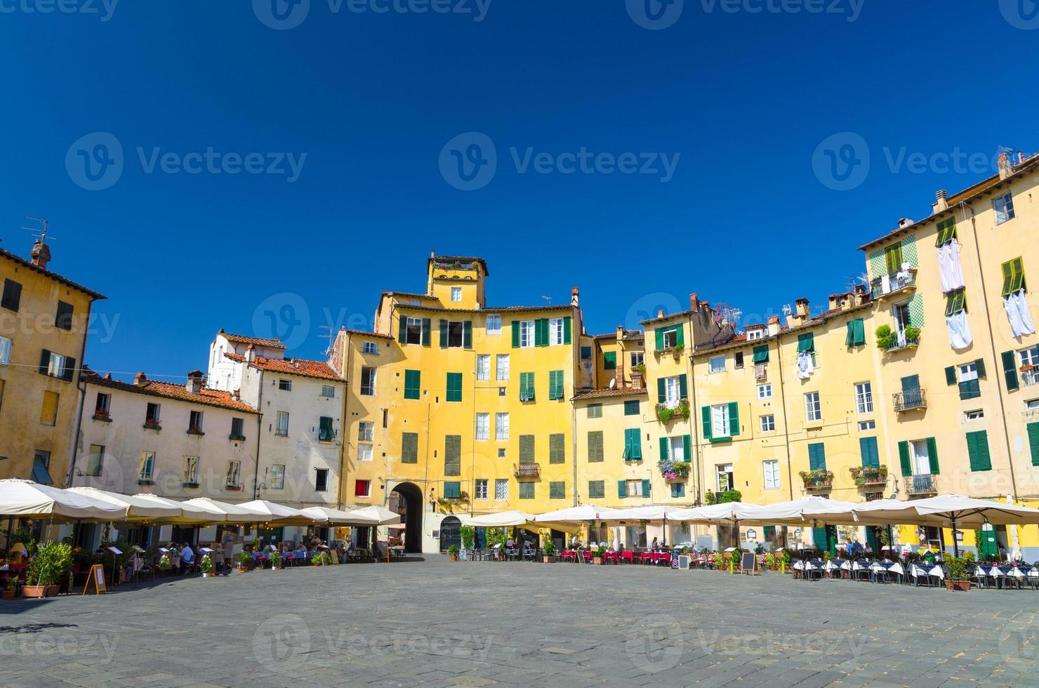 praça piazza dell anfiteatro no pátio do circo da cidade medieval lucca centro histórico foto