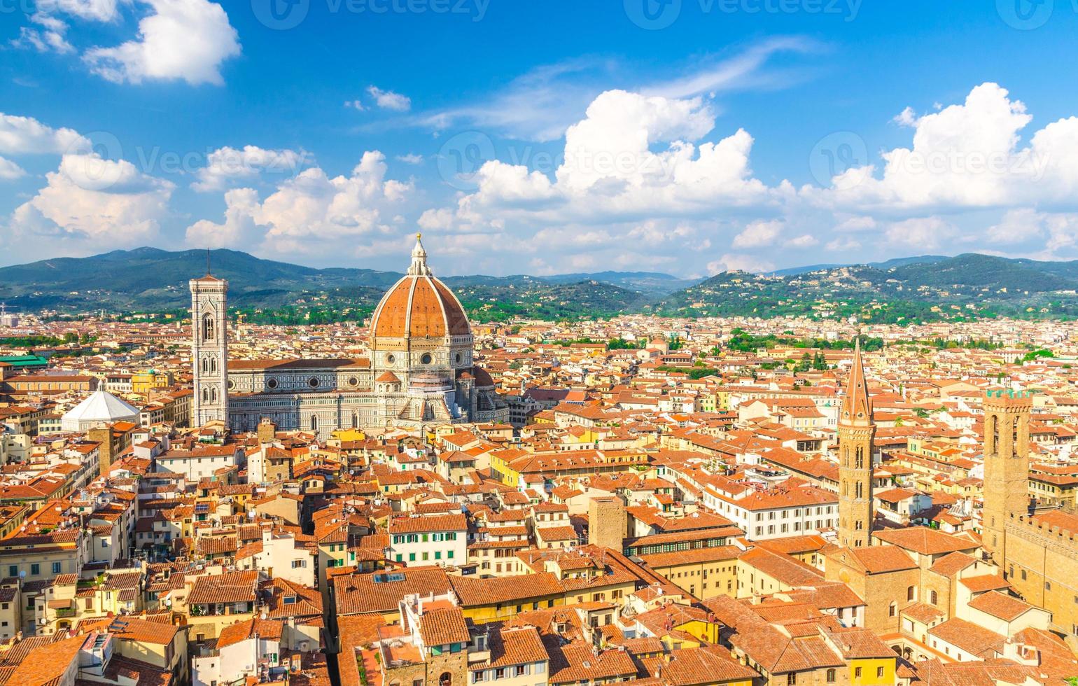 vista panorâmica aérea superior da cidade de florença com catedral duomo cattedrale di santa maria del fiore foto