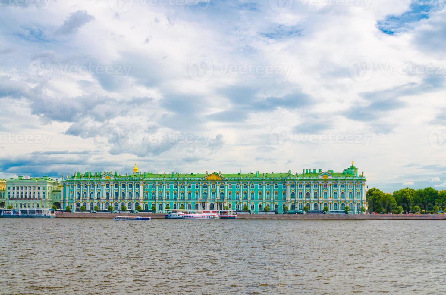 o edifício do museu do eremitério do estado, a residência oficial do palácio de inverno dos imperadores russos foto