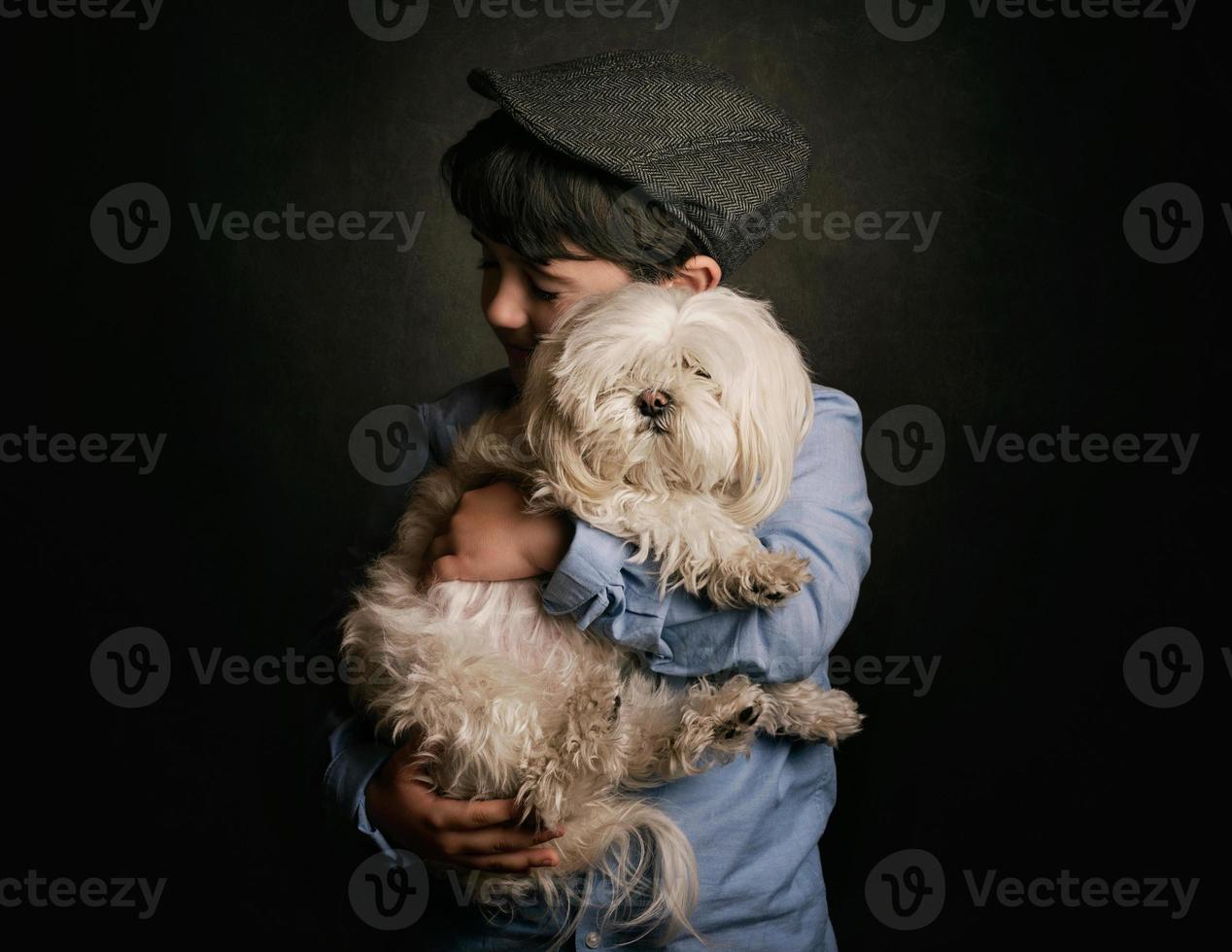 menino abraçando seu cachorro foto