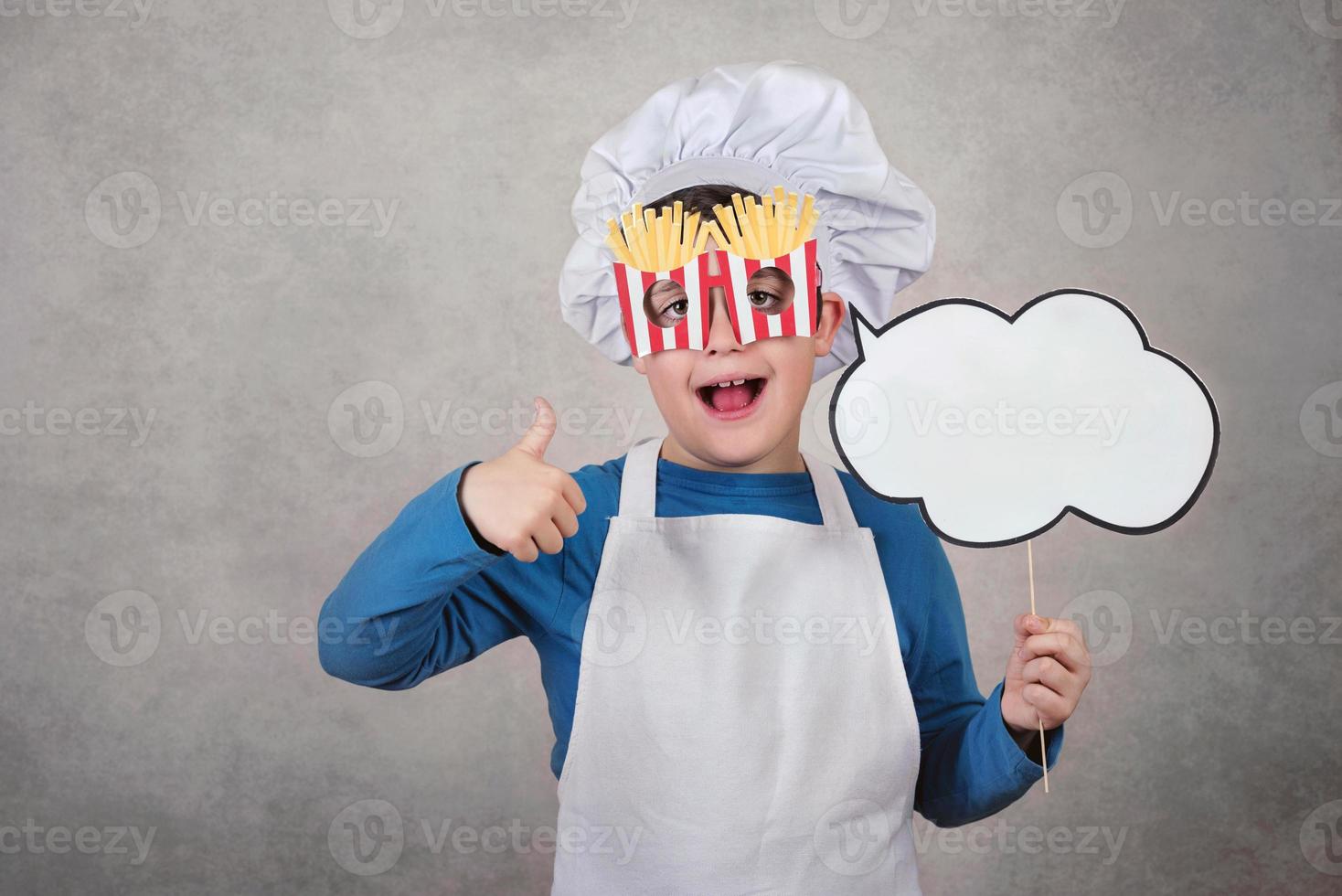 menino engraçado com batatas fritas nos olhos e balão foto