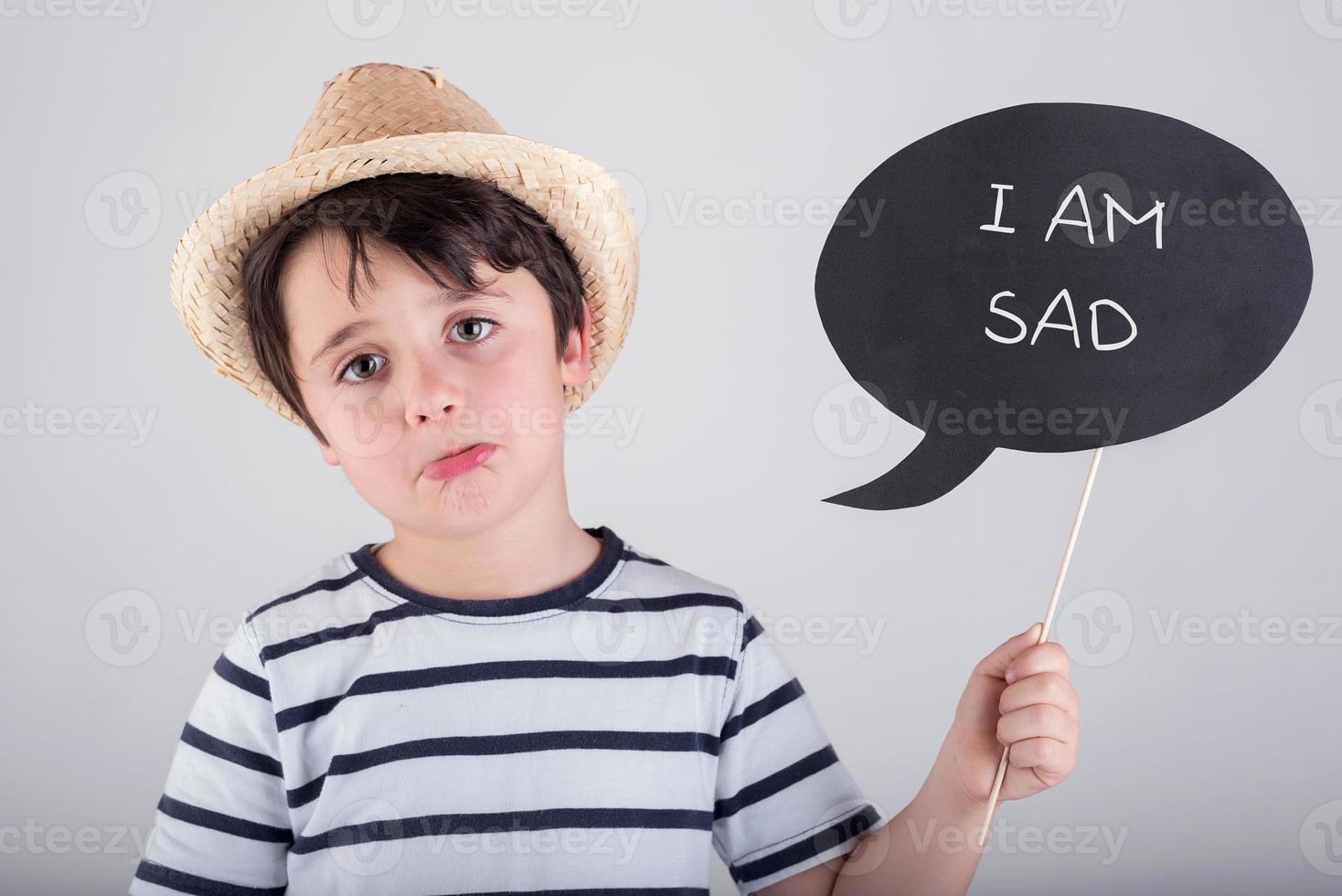 menino triste com balão foto