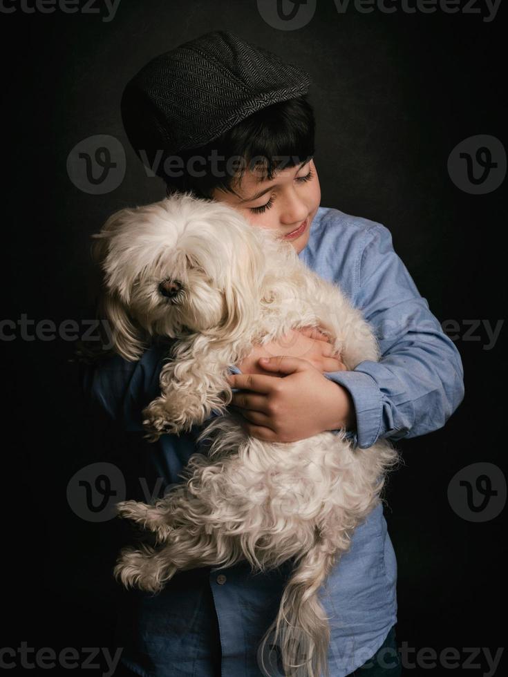 menino abraçando seu cachorro foto