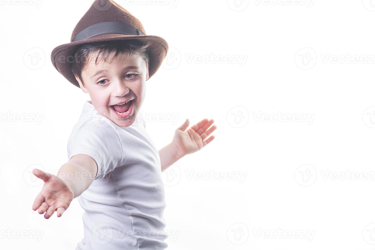 criança sorridente com chapéu foto