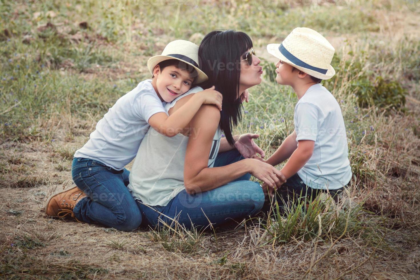 mãe com seus filhos foto