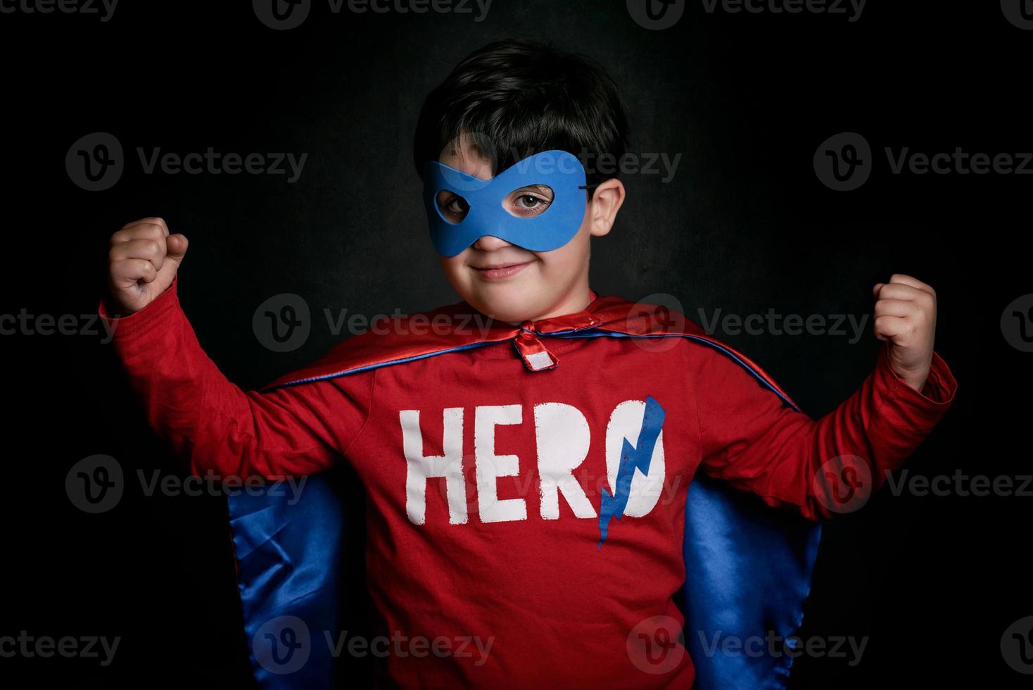 super-herói em fundo preto foto