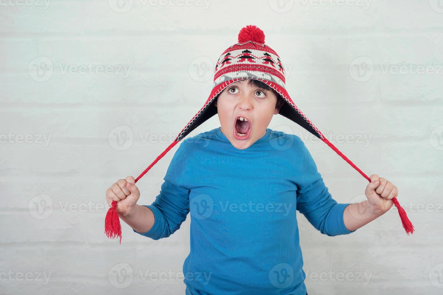 criança engraçada com chapéu de inverno foto