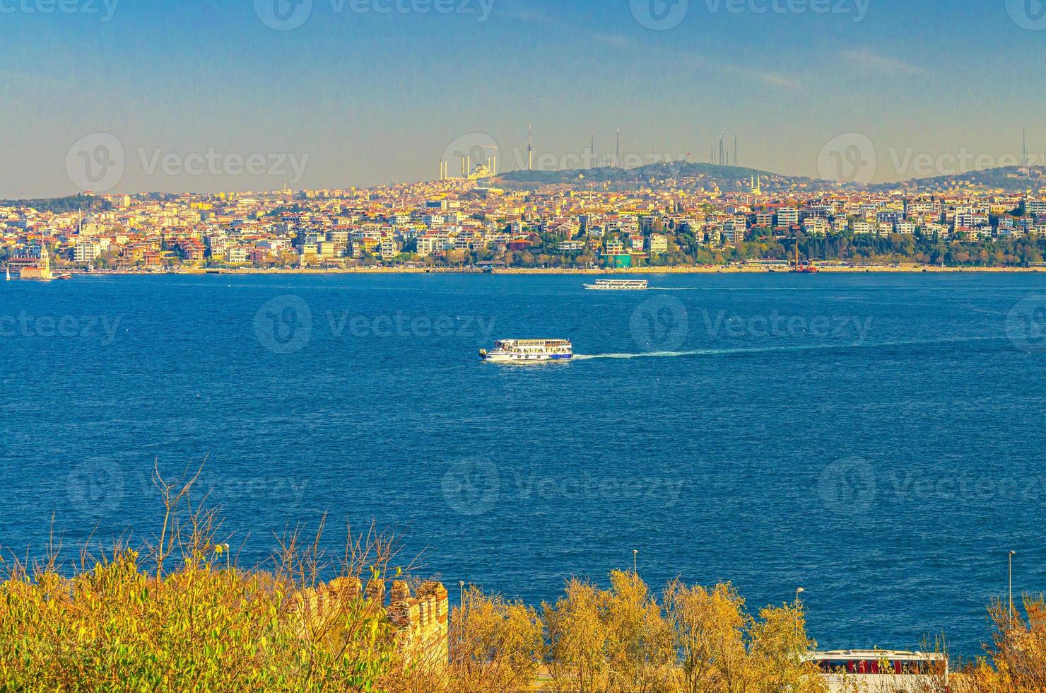 paisagem urbana do centro histórico da cidade de istambul com navio barco navegando água do estreito de bósporo de bósforo de istambul foto