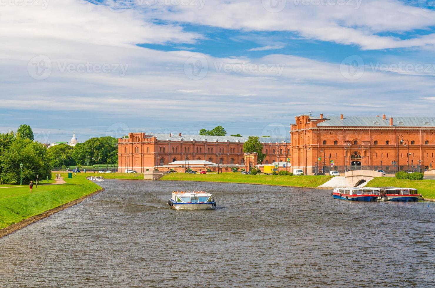 barco turístico no canal do estreito de kronverksky e o museu histórico militar de artilharia foto