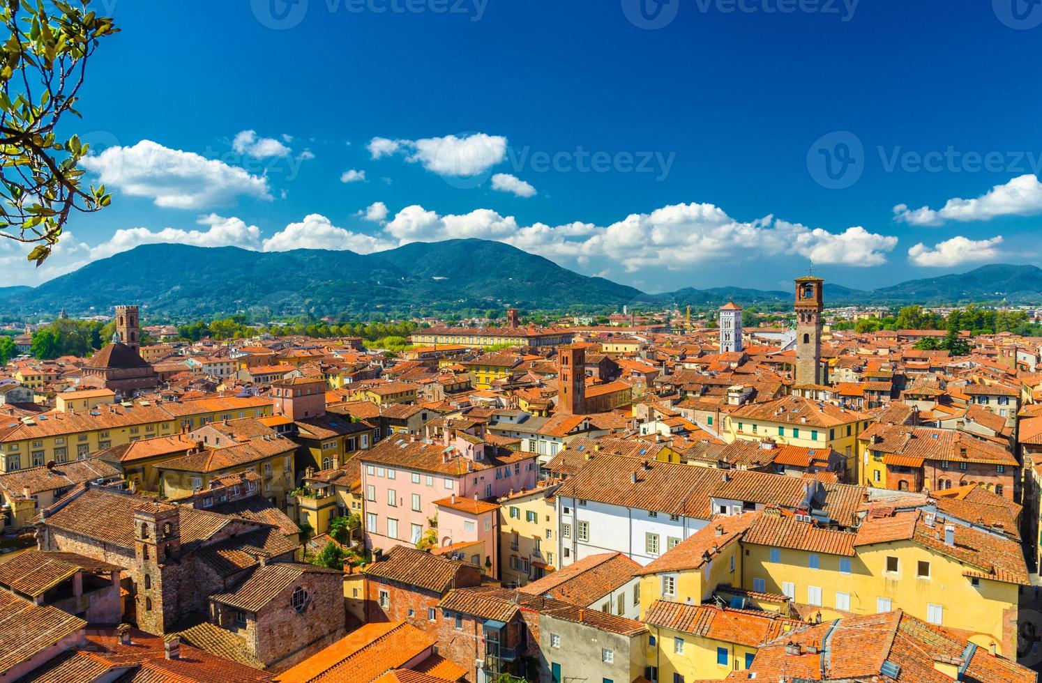 vista panorâmica aérea superior do centro histórico da cidade medieval de lucca com edifícios antigos foto