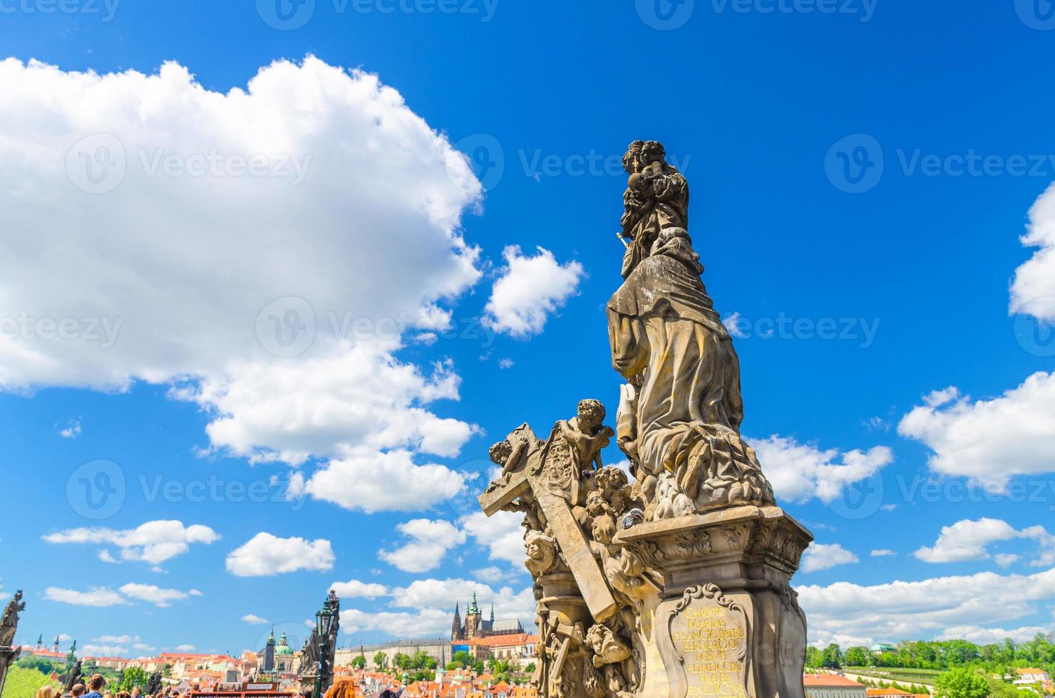 estátua de madona e são bernardo na ponte charles karluv most sobre o rio vltava foto