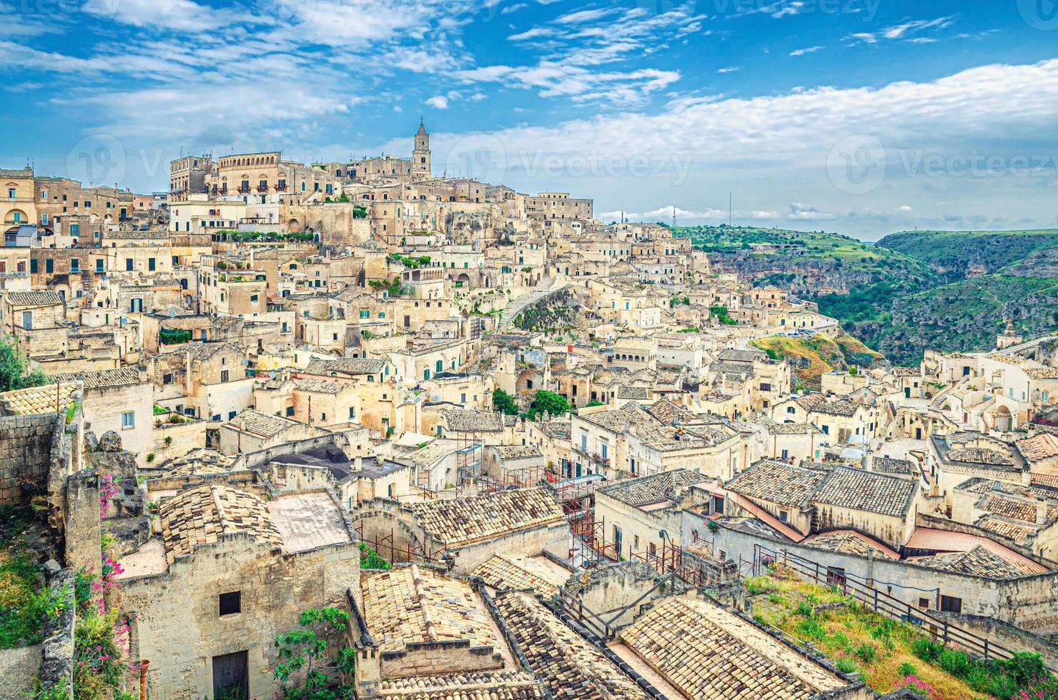 vista panorâmica aérea do centro histórico de matera sasso caveoso foto