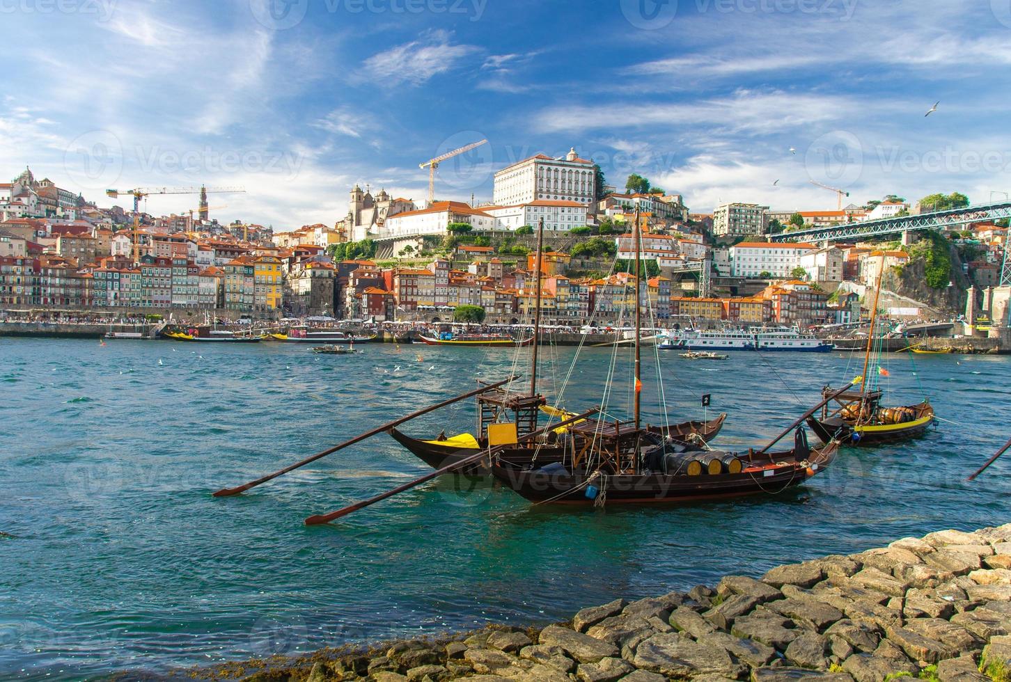portugal, cidade paisagem porto, um grupo de barcos de madeira amarelos com barris de vinho do porto no rio douro foto