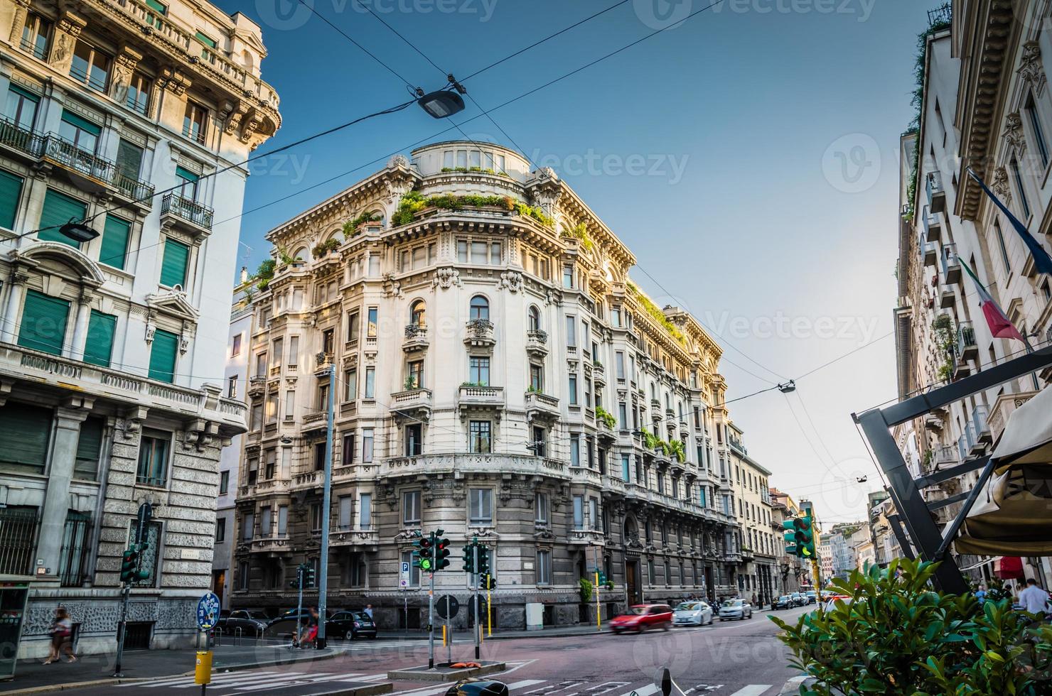 antigo edifício típico com varandas no centro de milão, itália foto