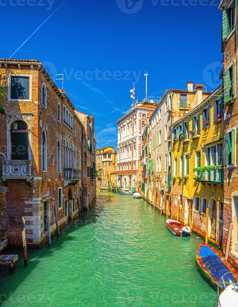 paisagem urbana de veneza com canal de água estreito foto