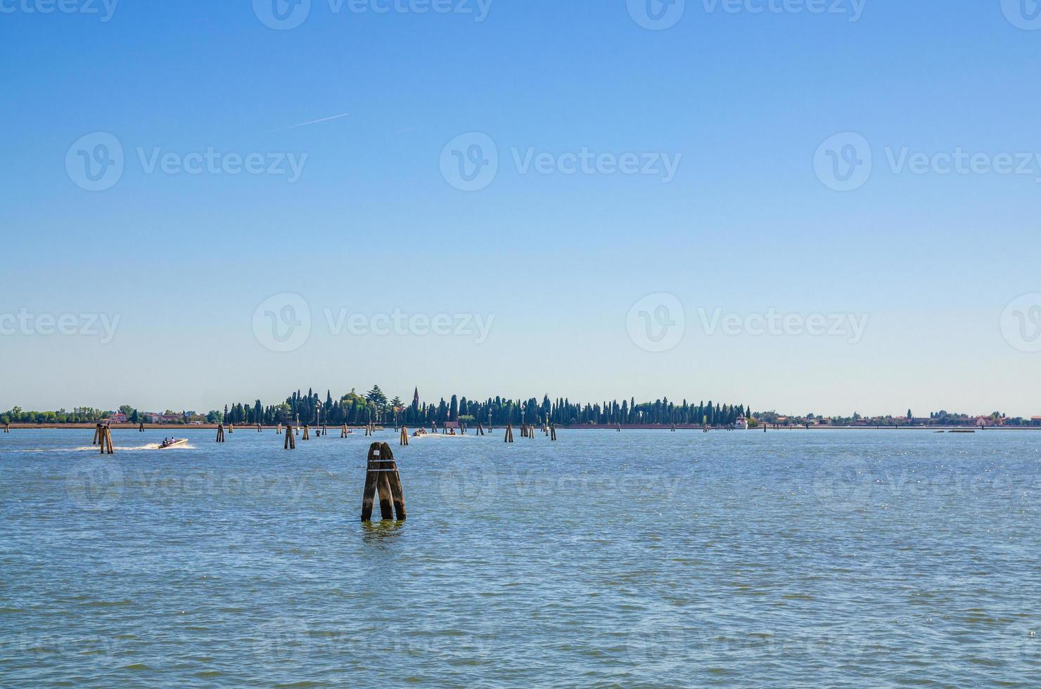 vista panorâmica da ilha de san francesco del deserto na lagoa veneziana foto