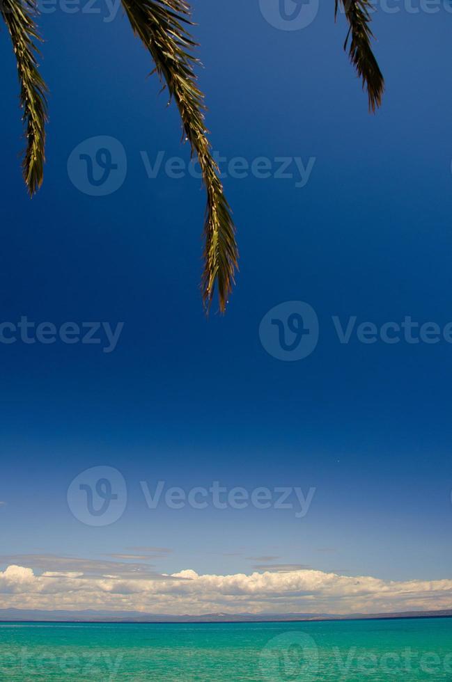 água do paraíso azul de toroneos golfo de kolpos, pefkohori, grécia foto