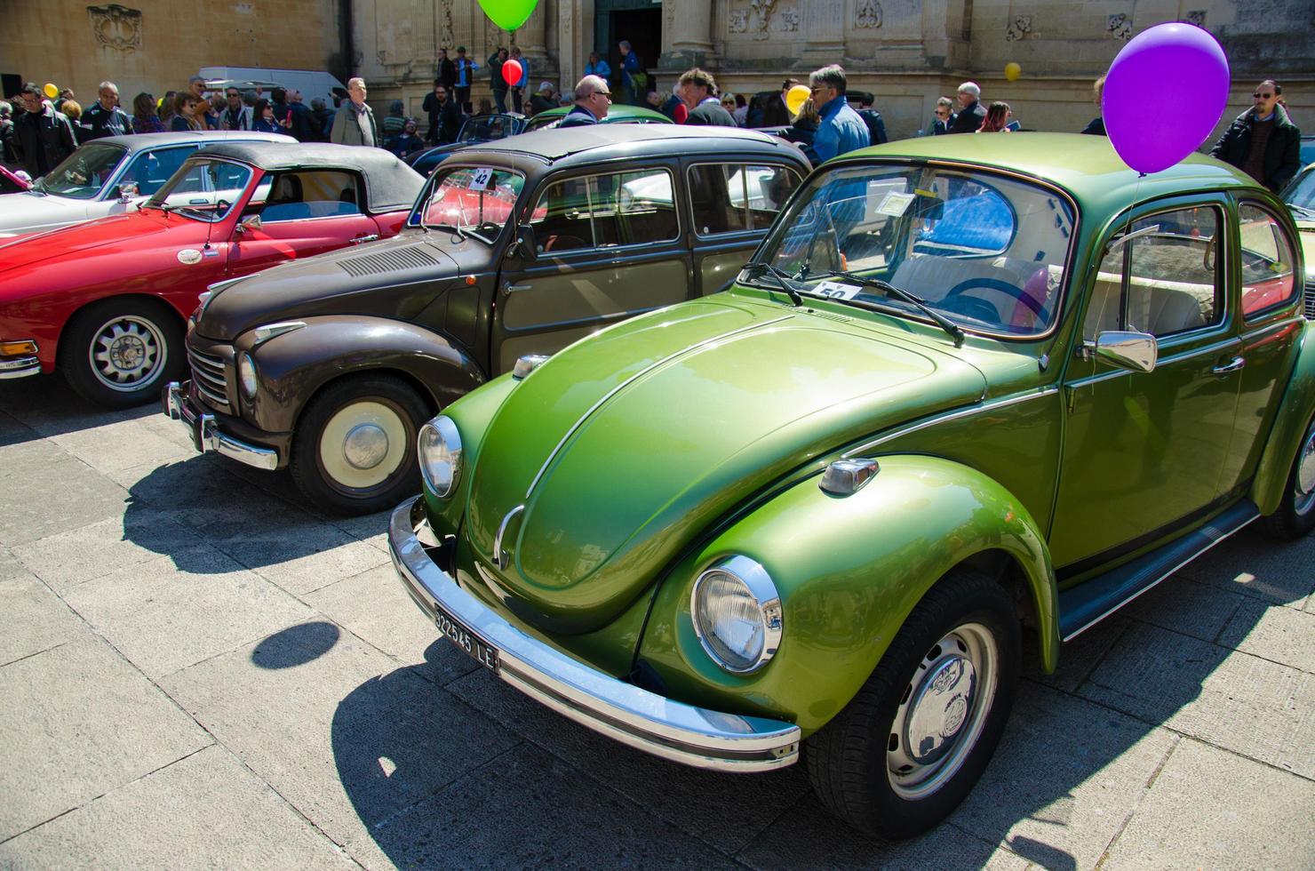 carros de automóveis retrô clássicos vintage na itália foto