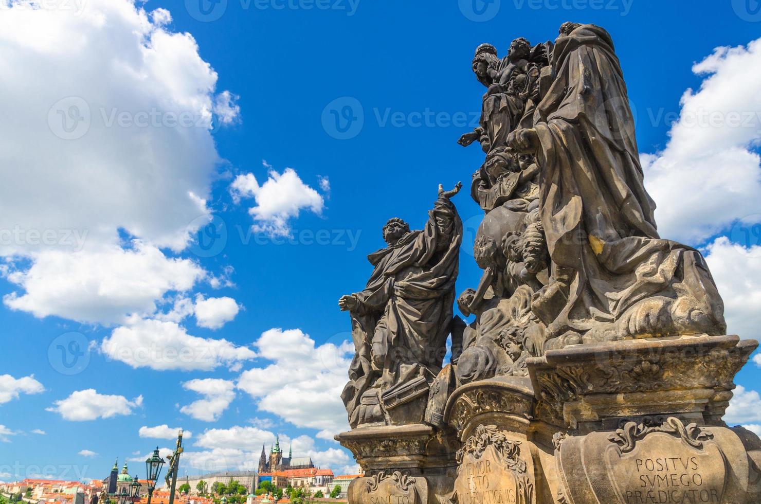 madona, ss. estátua de dominic e thomas aquinas na ponte charles karluv most foto