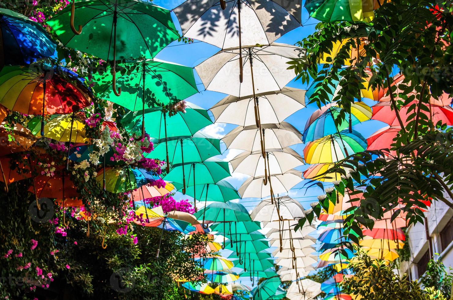 guarda-chuvas multicoloridos acima da rua em Nicósia, Lefkosa, Chipre do Norte foto