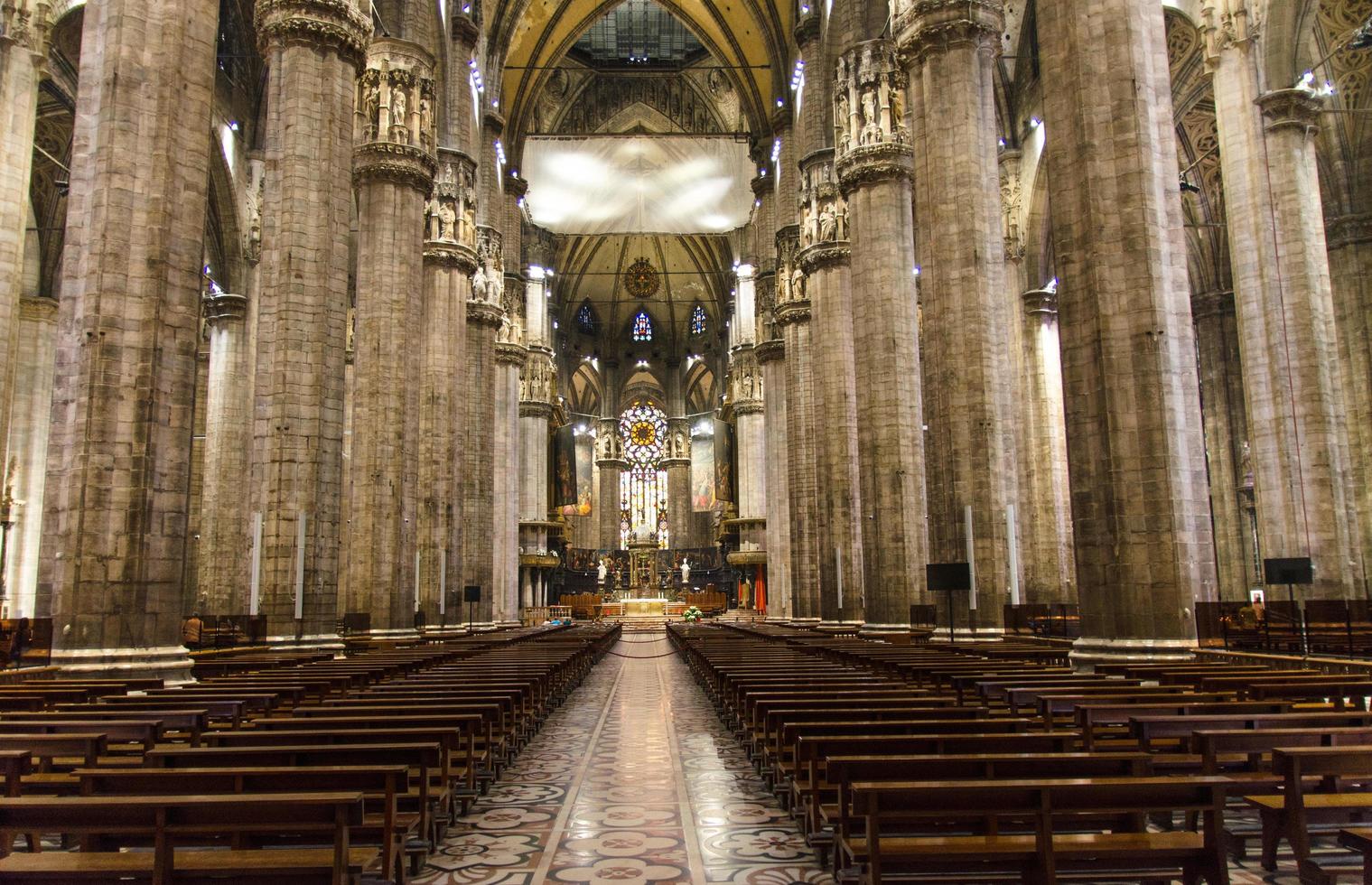 Milão, Itália, interior da Catedral Duomo di Milano com colunas foto