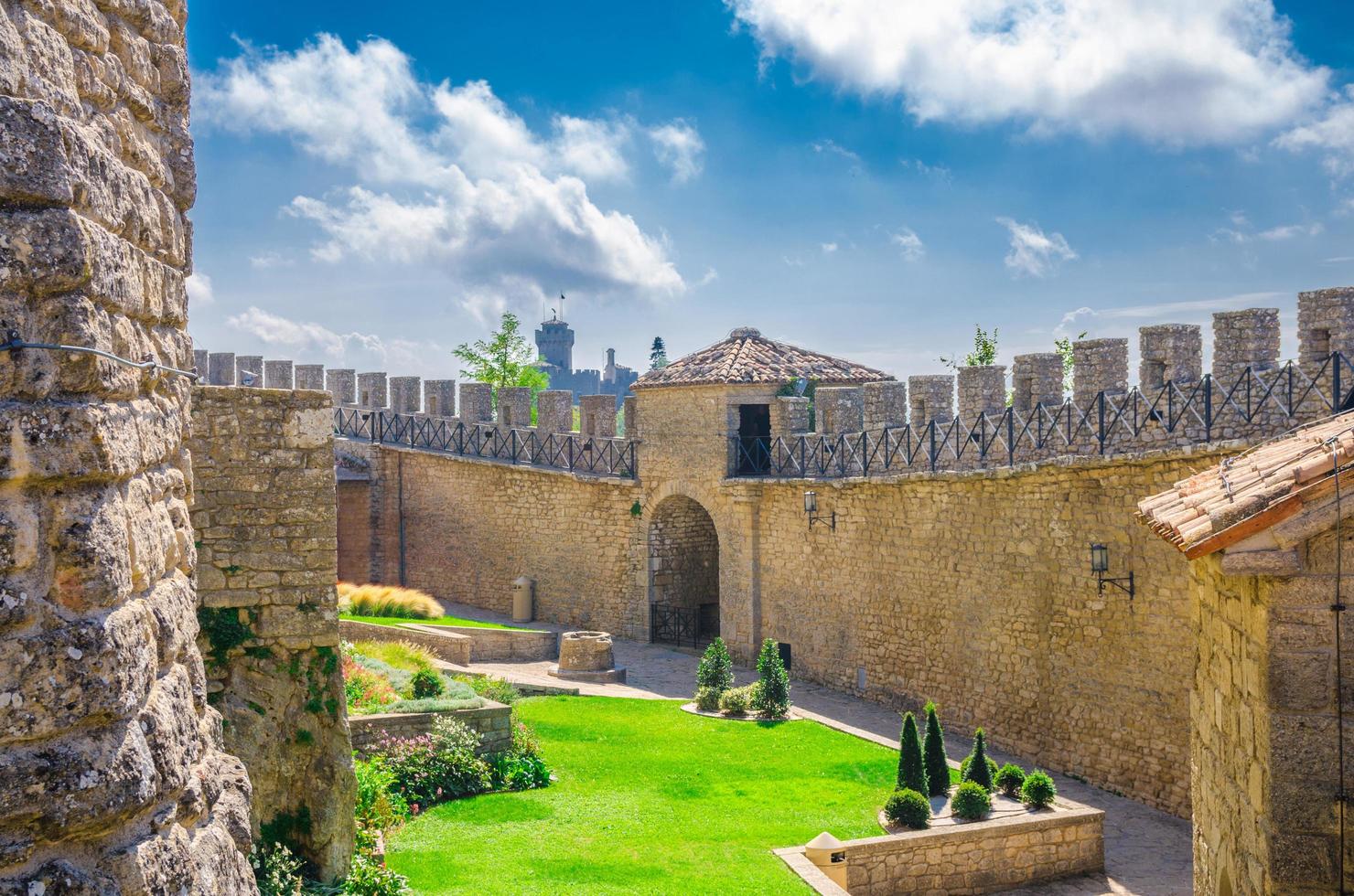 república san marino parede de fortaleza de tijolos de pedra com merlões e pátio de prima torre foto