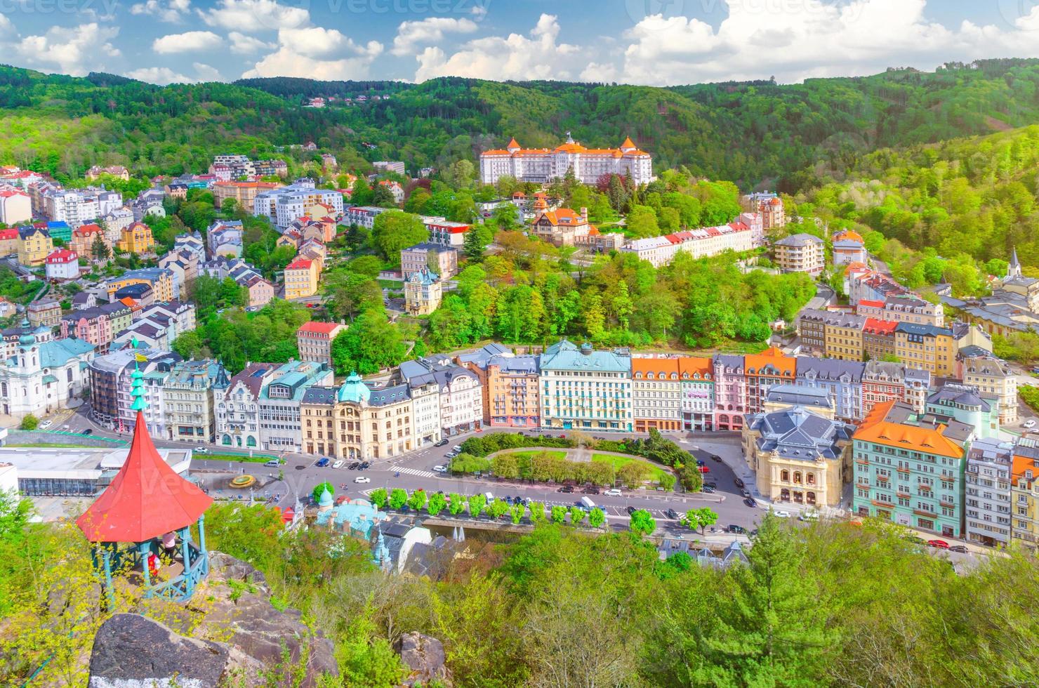 karlovy varia carlsbad centro histórico da cidade vista aérea superior com belos edifícios coloridos foto